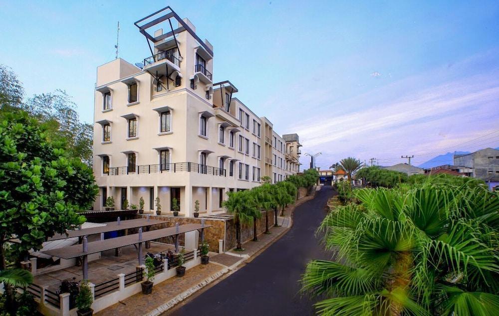 El Hotel Malang Exterior photo